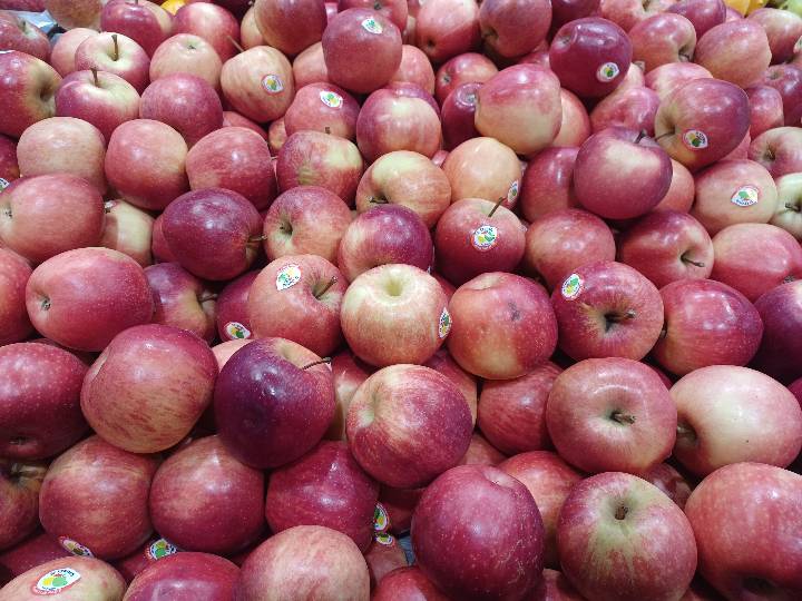 Lulu | France | Royal Gala | AED8.95 per kg